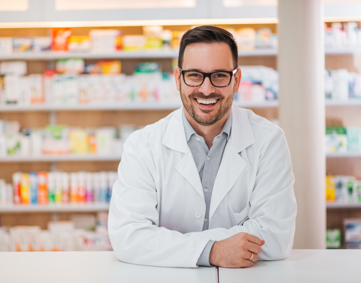 Farmacista di comunità al banco durante la dispensazione di farmaci da banco