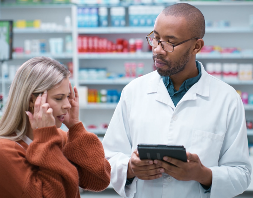 Farmacista territoriale impegnato nella consulenza sulla gestione del dolore